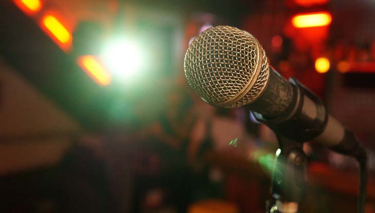 Mikrophon auf Bühne