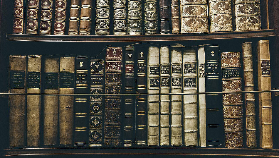 Historische Buchbände in einer Bibliothek
