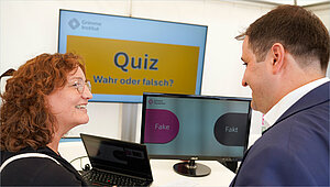 Am Stand beim Quiz